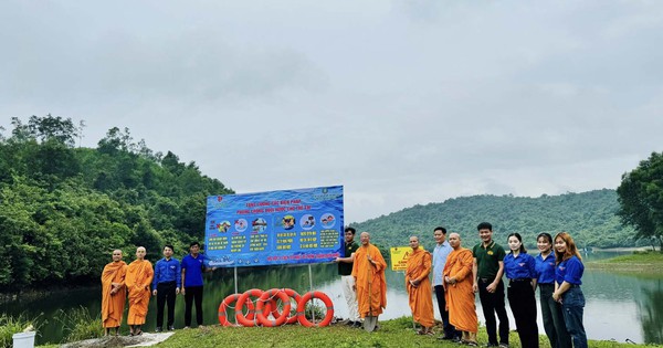 chao-mung-dai-le-phat-dan,-ban-tri-su-ghpvn-huyen-minh-hoa-(quang-binh)-tang-qua-cac-em-co-hoan-canh-kho-khan