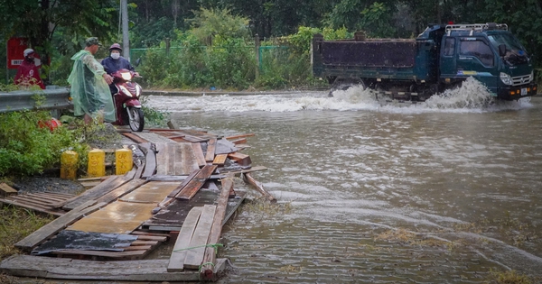 ha-noi:-duong-ngap,-nhieu-nguoi-tranh-thu-bac-cau-tam,-keo-xe-thu-tien-trieu-moi-ngay-o-dai-lo-thang-long